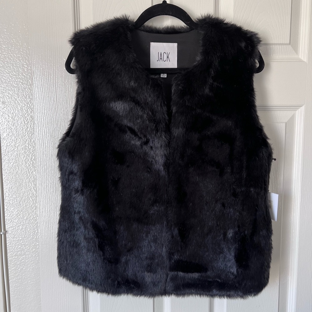 Jack by BB Dakota faux fur vest in size large. NWT. Front clasps & pockets.